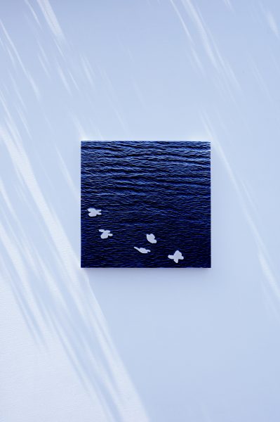 官野良太 ｜ 青の記憶 ｜ 環氧樹脂、木材、雲母 ｜ 30×30×3 公分 ｜ 2026