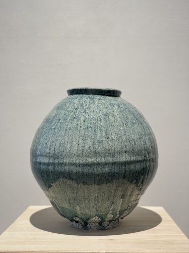金孝善 | 流動的月壺 | 熔融玻璃粉、玻璃、瓷 | 40×40×42cm | 2025