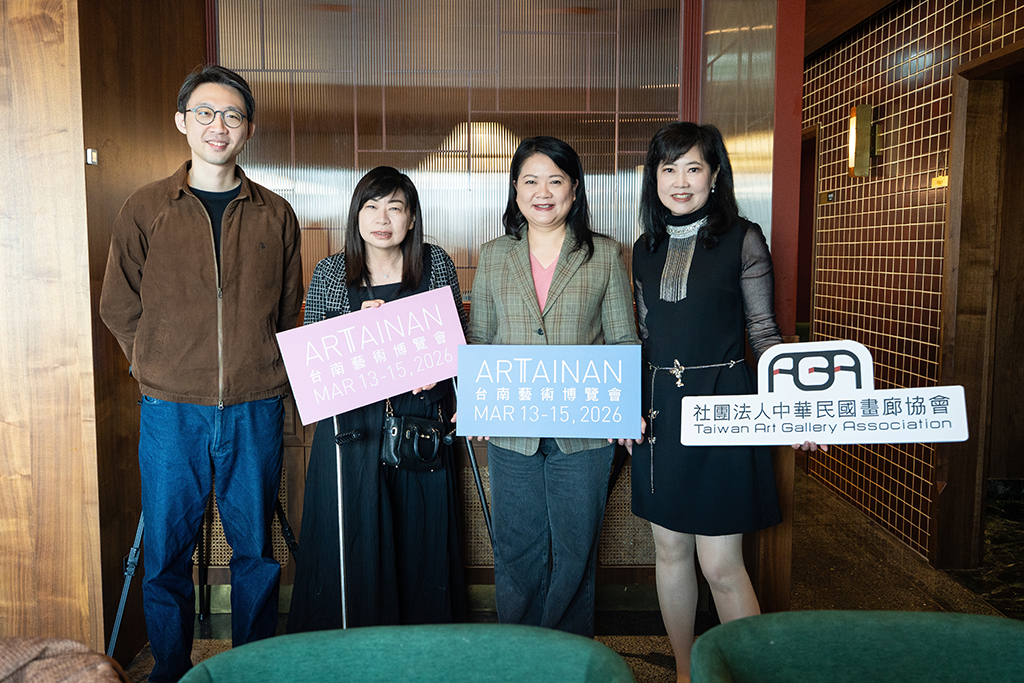 ART TAINAN 2026 左起文化局科長、專委、畫廊協會理事長陳菁螢、畫廊協會秘書長游文玫