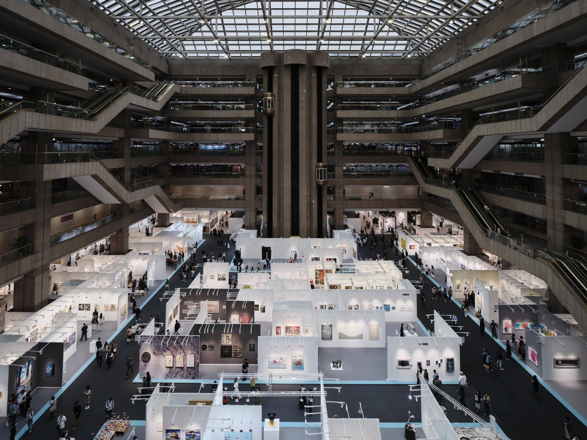 Lead-Image-Overhead-View-of-the-ART-TAIPEI-2024-Exhibition-Hall-©-Taiwan-Art-Gallery-Associa
