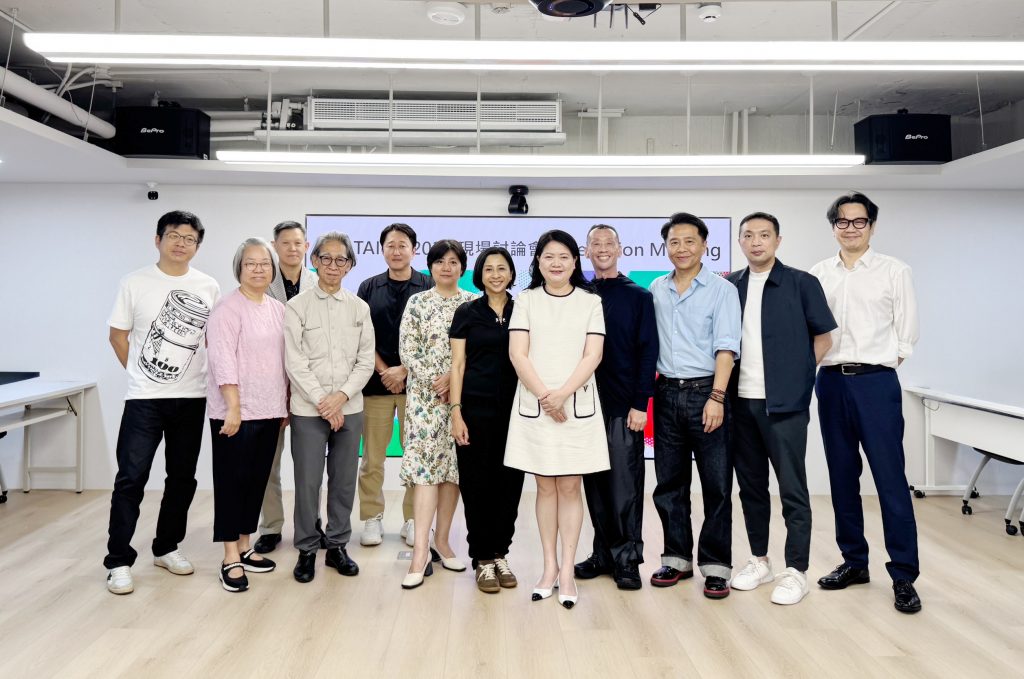 評審委員左起： 索卡藝術負責人蕭博中、琢璞藝術中心負責人王色瓊、Richard Koh Fine Arts負責人Richard Koh、漢雅軒總監張頌仁、Gana Art 總監 Jung Lee、阿波羅畫廊總經理張凱廸、藏家代表Natasha Sidharta、會議主席畫廊協會理事長陳菁螢、藏家代表Ichiro Fukano、双方藝廊創辦人胡朝聖、亞洲藝術中心總經理李宜勳、恆成紙業負責人鄭宗杰