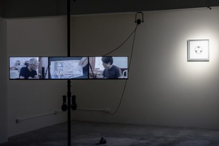 致穎 Musquiqui Chihying, 鈔票 The Banknote, 8分鐘循環播放 8 min on loop, 三頻道錄像 Three-channel video, 2024 致穎 Musquiqui Chihying, 鈔票 The Banknote, 8分鐘循環播放 8 min on loop, 三頻道錄像 Three-channel video, 2024