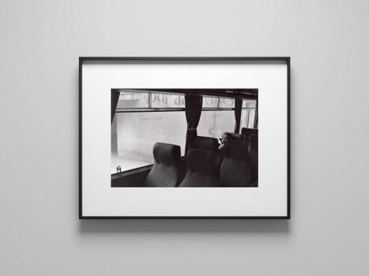 TKG+_Tsun-shing Cheng 陳傳興_Lone elderly woman on Corsica bus 科西嘉長途車上孤獨老婦人_ Gelatin silver print 銀鹽紙基_61.3 x 76.4 x 3 cm(Frame)_1976 -1980 - 仲崇毓